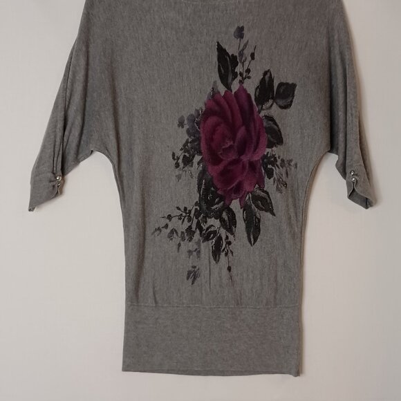 White House/Black Market Beautiful Rose Print Gray Top with some Glitter Size XS - Picture 2 of 11